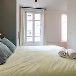 4 Guest - Hausmanian Flat Arc De Triomph